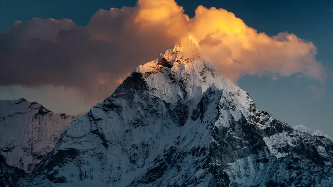Red rock canyon landscape in southern Utah with hiking trail